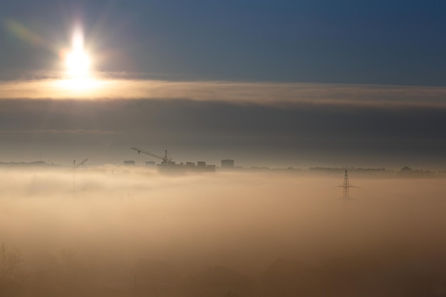 Amanecer y niebla en la ciudad.