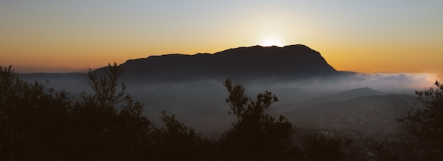 Amanecer con niebla en la montaña