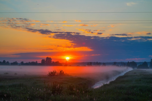 Amanecer y niebla en verano.