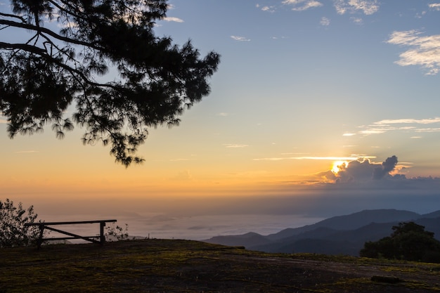 amanecer con nubes y niebla en la montaña