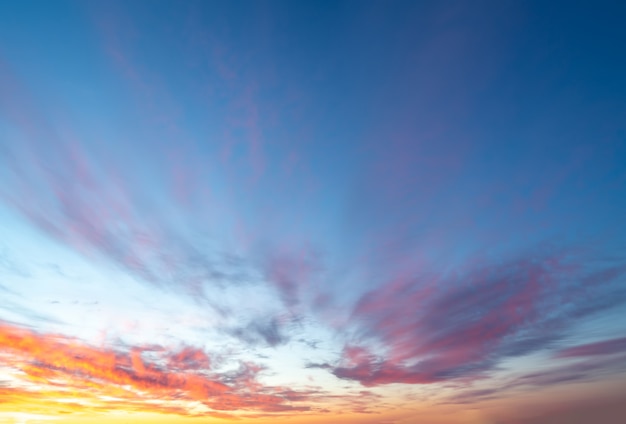 amanecer con nubes, rayos de luz y otros efectos atmosféricos.