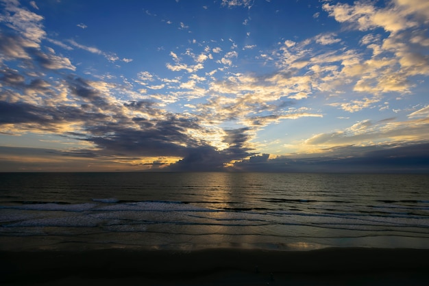 Amanecer nublado sobre el océano Atlántico