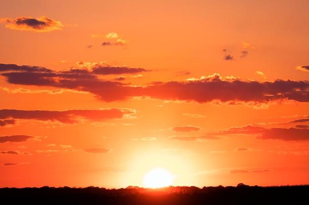 Amanecer o atardecer un hermoso día de verano