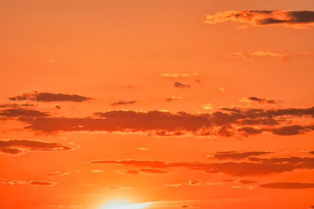 Amanecer o atardecer un hermoso día de verano