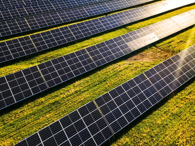 Amanecer o atardecer sobre la granja de energía solar verde