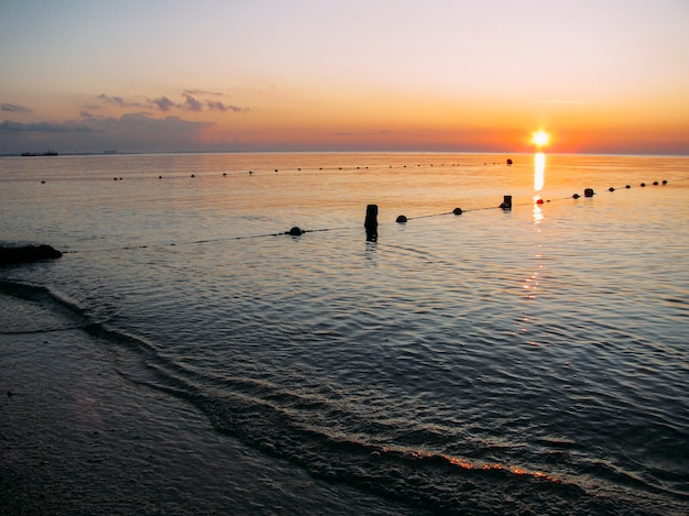 Amanecer en la ola del mar