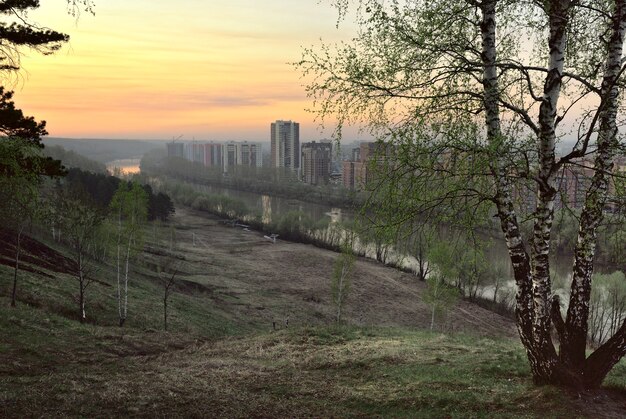 Amanecer en la orilla del Ini en Novosibirsk