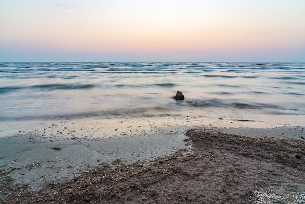 Amanecer en la orilla del mar