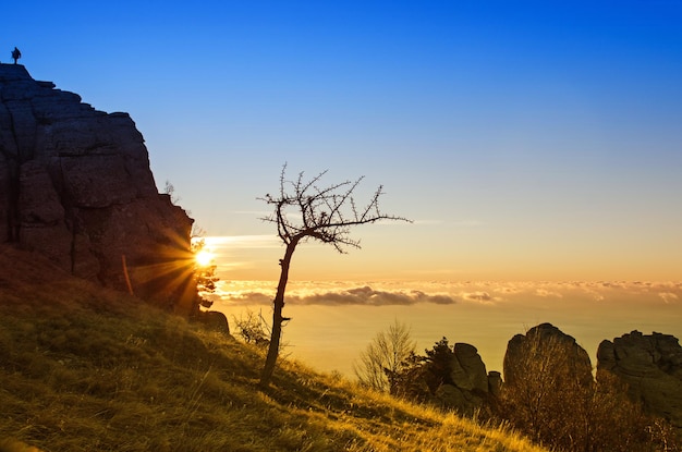 Amanecer de otoño de montaña