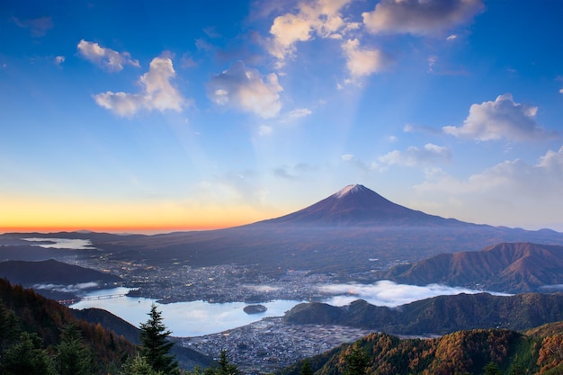 Amanecer de otoño en el monte Fuji