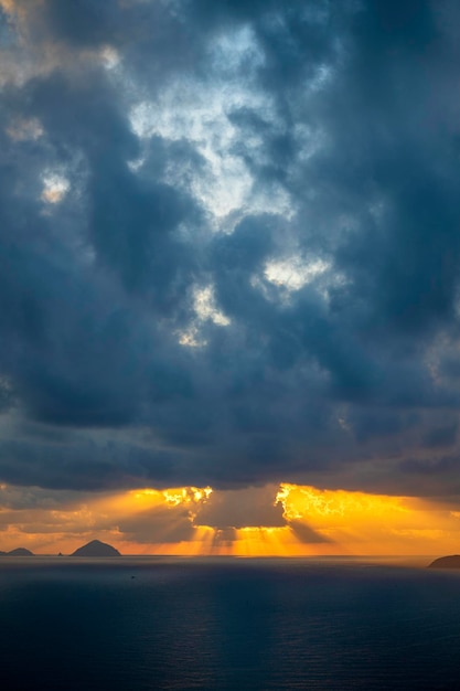 Amanecer paisajístico en el cabo Hon Chong Nha Trang Vietnam Concepto de viajes y naturaleza Mañana cielo nubes sol y agua de mar