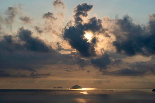 Amanecer paisajístico en el cabo Hon Chong Nha Trang Vietnam Concepto de viajes y naturaleza Mañana cielo nubes sol y agua de mar