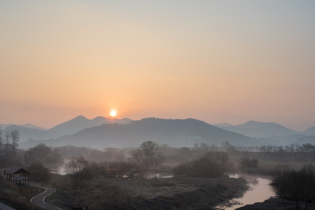 Foto el amanecer de los pantanos. el sol sale por encima de la montaña.