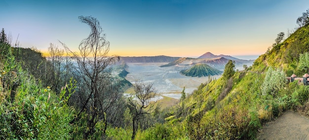 Amanecer en el parque nacional bromo tengger semeru en la isla de java indonesia vista en el bromo o