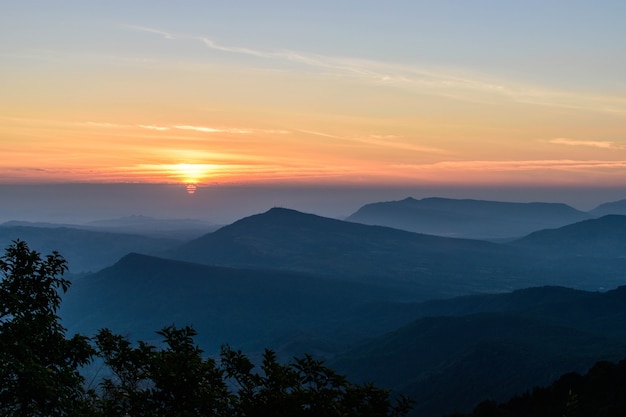 Amanecer en el Parque Nacional Phu Ruea