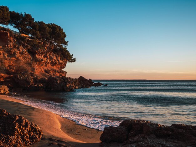 Amanecer en una pequeña cala de la Costa Dorada en Tarragona España