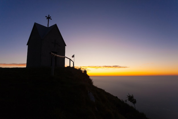 Amanecer en la pequeña iglesia Monte Grappa paisaje Italia Alpes italianos panorama