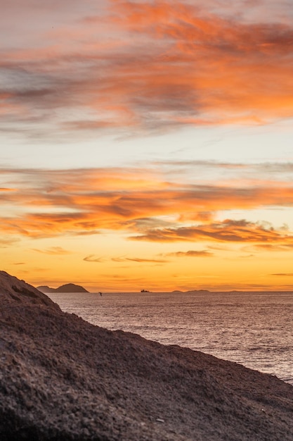 Amanecer en la piedra de Arpoador en Río de Janeiro, Brasil