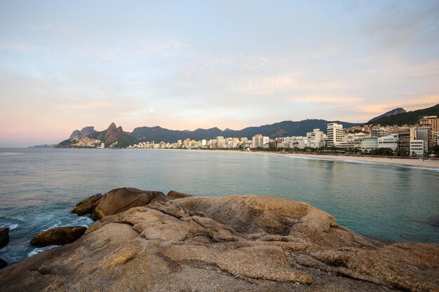 Amanecer en la piedra de Arpoador en Río de Janeiro, Brasil