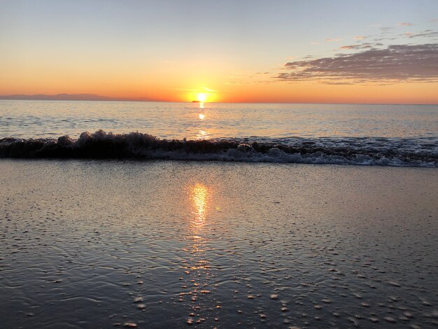 Amanecer en la playa de arena de mar Rodas Grecia