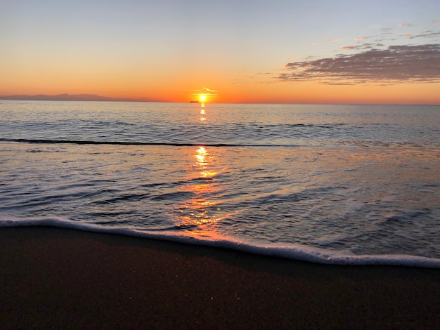 Amanecer en la playa de arena de mar Rodas Grecia