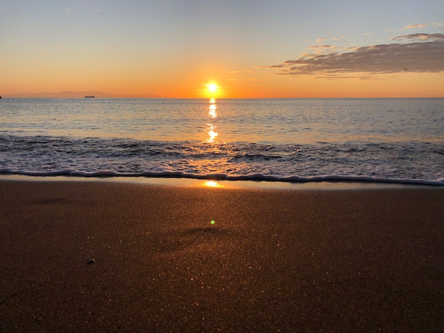 Amanecer en la playa de arena de mar Rodas Grecia