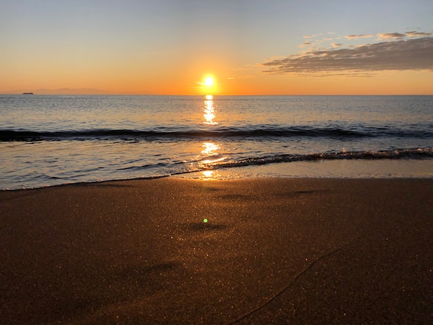 Amanecer en la playa de arena de mar Rodas Grecia