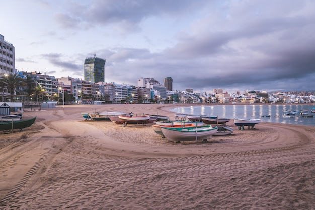 Amanecer en la playa de las canteras en las palmas de gran canaria