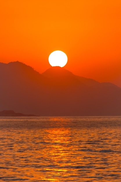 Amanecer en la playa de Copacabana en Río de Janeiro, Brasil.