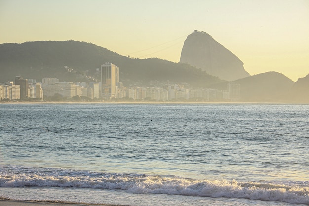 Amanecer en la playa de Copacabana en Río de Janeiro.