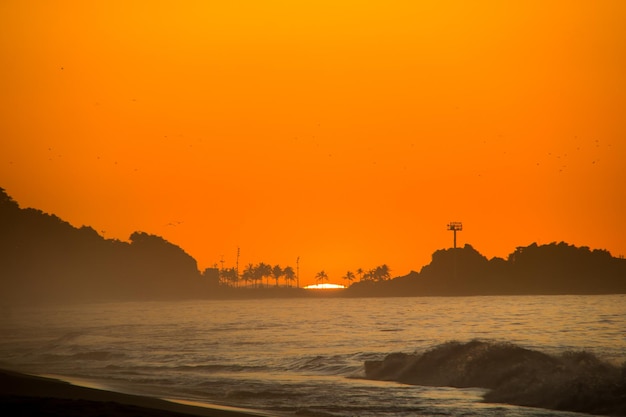 Amanecer en la playa de ipanema en Río de Janeiro Brasil