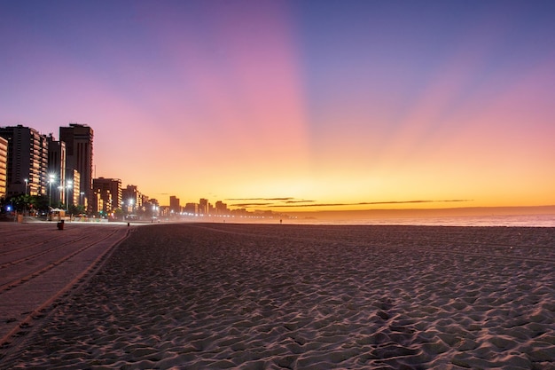 Amanecer en la playa de Leblon en Río de Janeiro