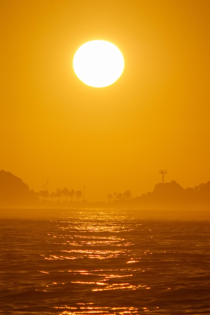 Amanecer en la playa de Leblon en Río de Janeiro