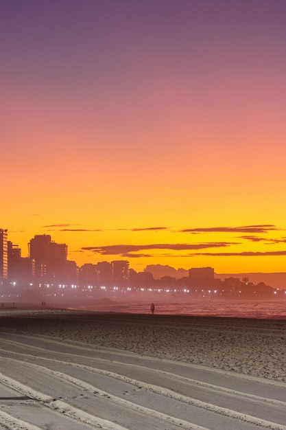 Amanecer en la playa de Leblon en Río de Janeiro