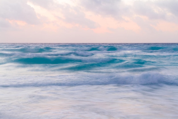 Amanecer en la playa del Mar Caribe.