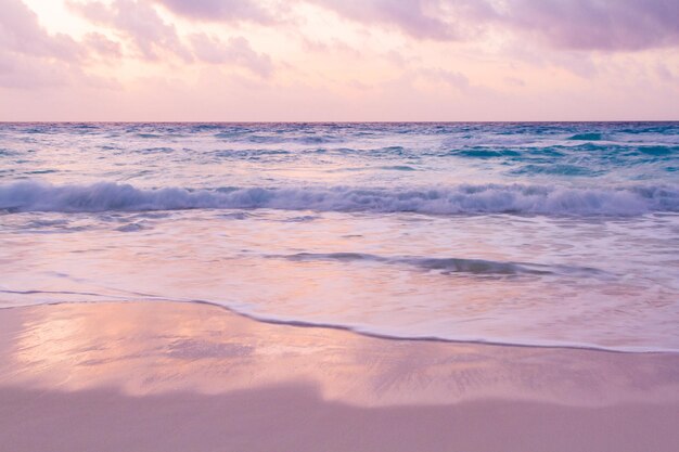 Amanecer en la playa del Mar Caribe.