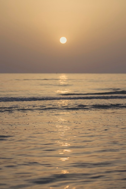 Amanecer playa olas y reflejo sol