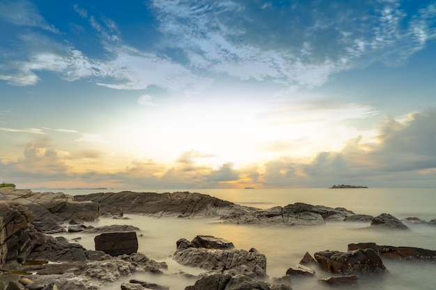 Amanecer con playa de roca y efecto de onda suave en la isla de Samet Tailandia