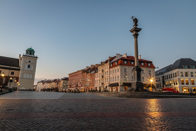 Foto amanecer en la plaza del castillo en varsovia en polonia en otoño