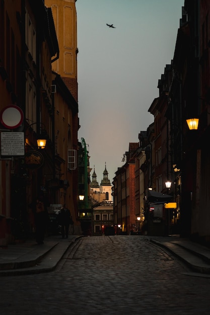 Foto amanecer en la plaza del castillo en varsovia en polonia en otoño