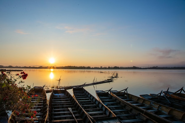 Foto el amanecer en la provincia de kwan payao en tailandia