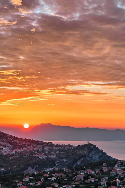 Amanecer en el pueblo de Agerola, Bomerano, mar Tirreno, costa de Amalfi, Italia