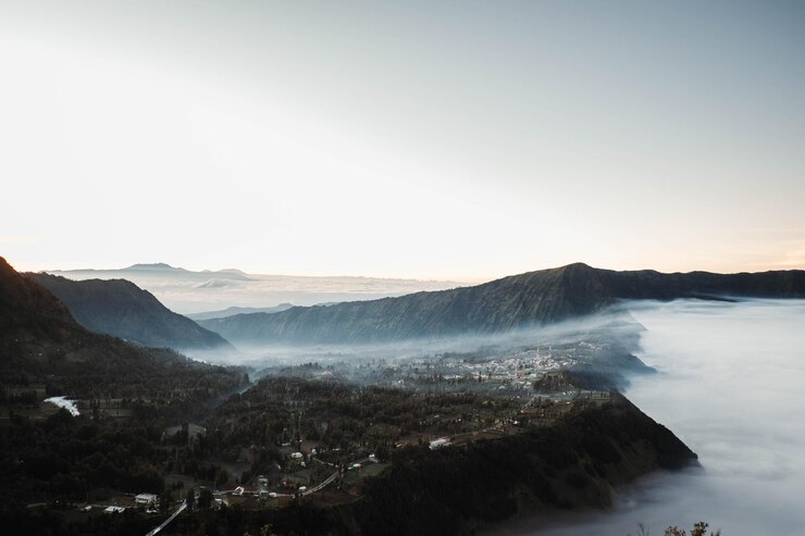 El amanecer en el pueblo de Cemoro Lawang cerca de Gunung Bromo o el Monte Bromo está cubierto por nubes al amanecer