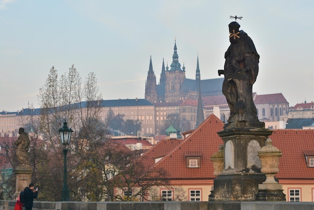 Amanecer en el Puente de Carlos en Praga