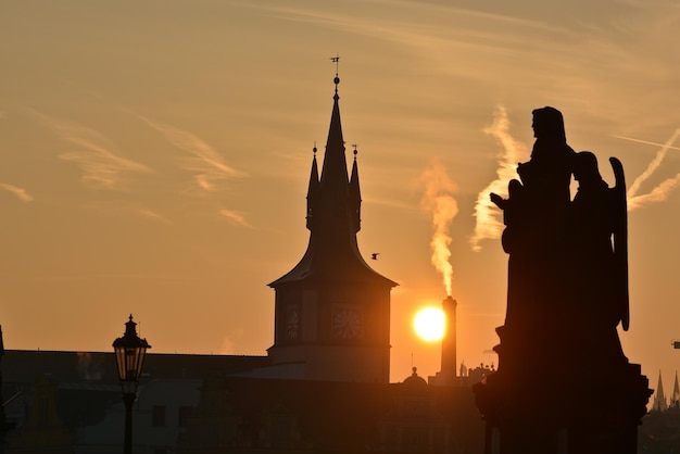 Amanecer en el Puente de Carlos en Praga