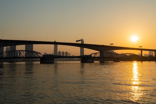 Amanecer con el puente por la mañana.