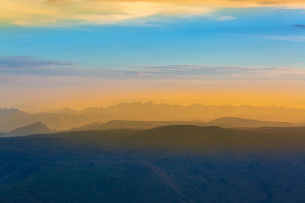 El amanecer resplandeciente brilla sobre la cordillera