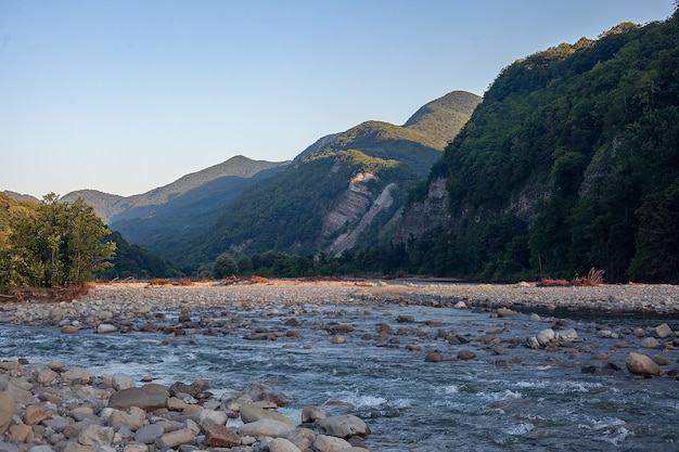 Amanecer en el río de montaña Ashe