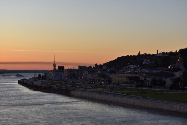 Amanecer en el río Volga. Nizhny Novgorod