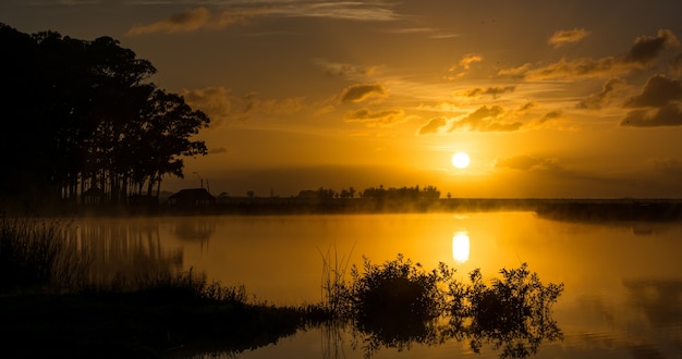 Foto amanecer del río